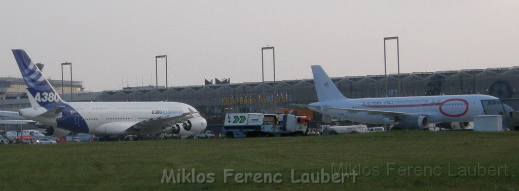 Warten auf den Airbus 380 Koeln Bonn P353.JPG